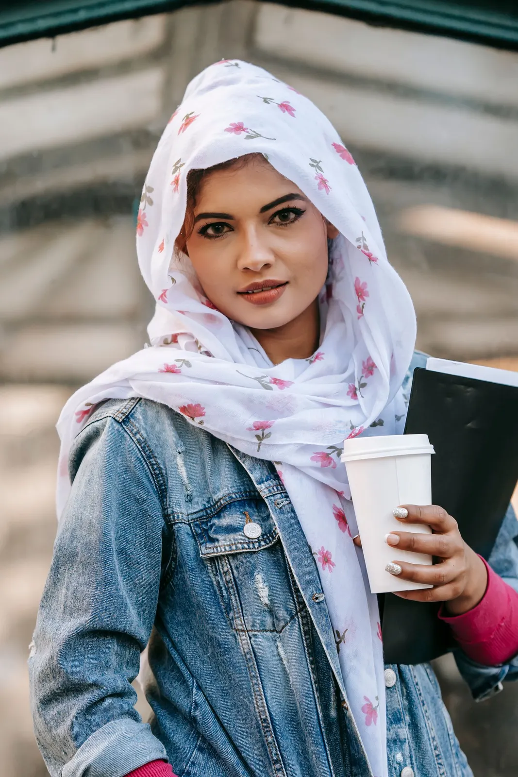 باندانة آيفوري بلوم المربعة — عاجي مزهر. إيشارب عاجي مشجر مع جاكيت جينز