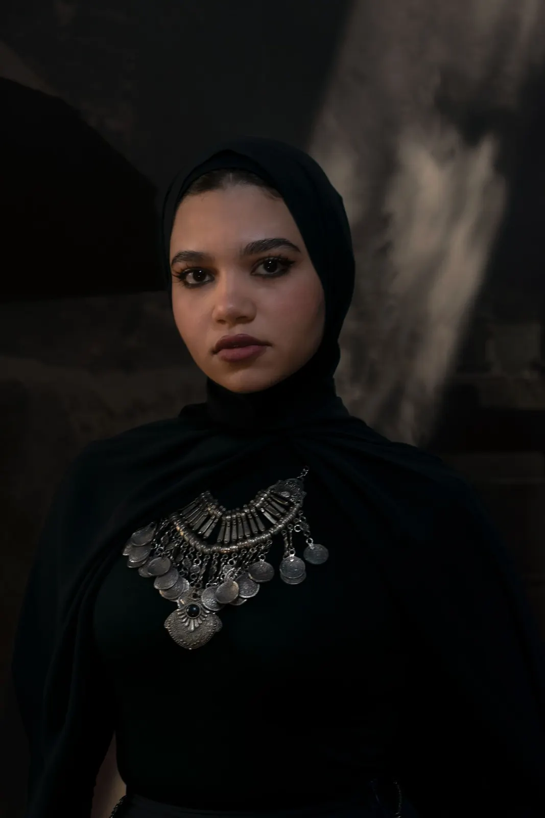 Sérénité Long Khimar — Noir. Long black khimar with silver jewellery