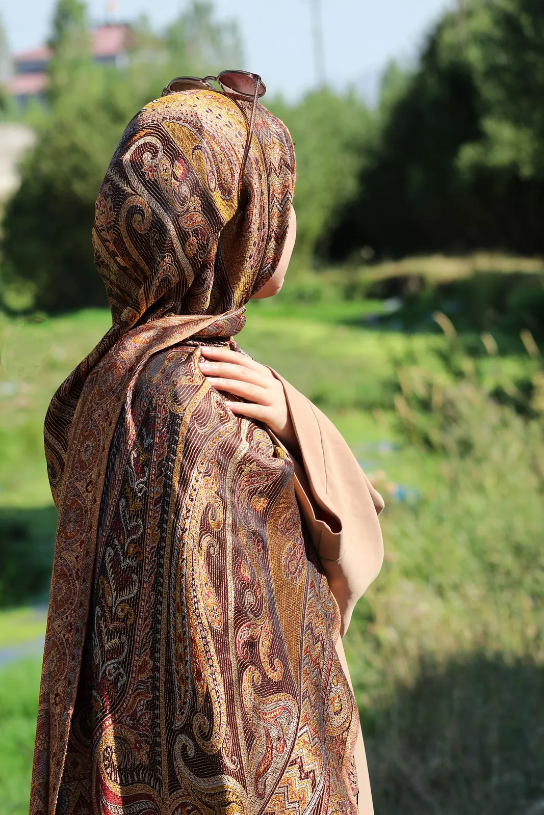 إيشارب بيزلي مربع — بيزلي برونزي. إيشارب بيزلي برونزي ملبوس حجاب في جنينة